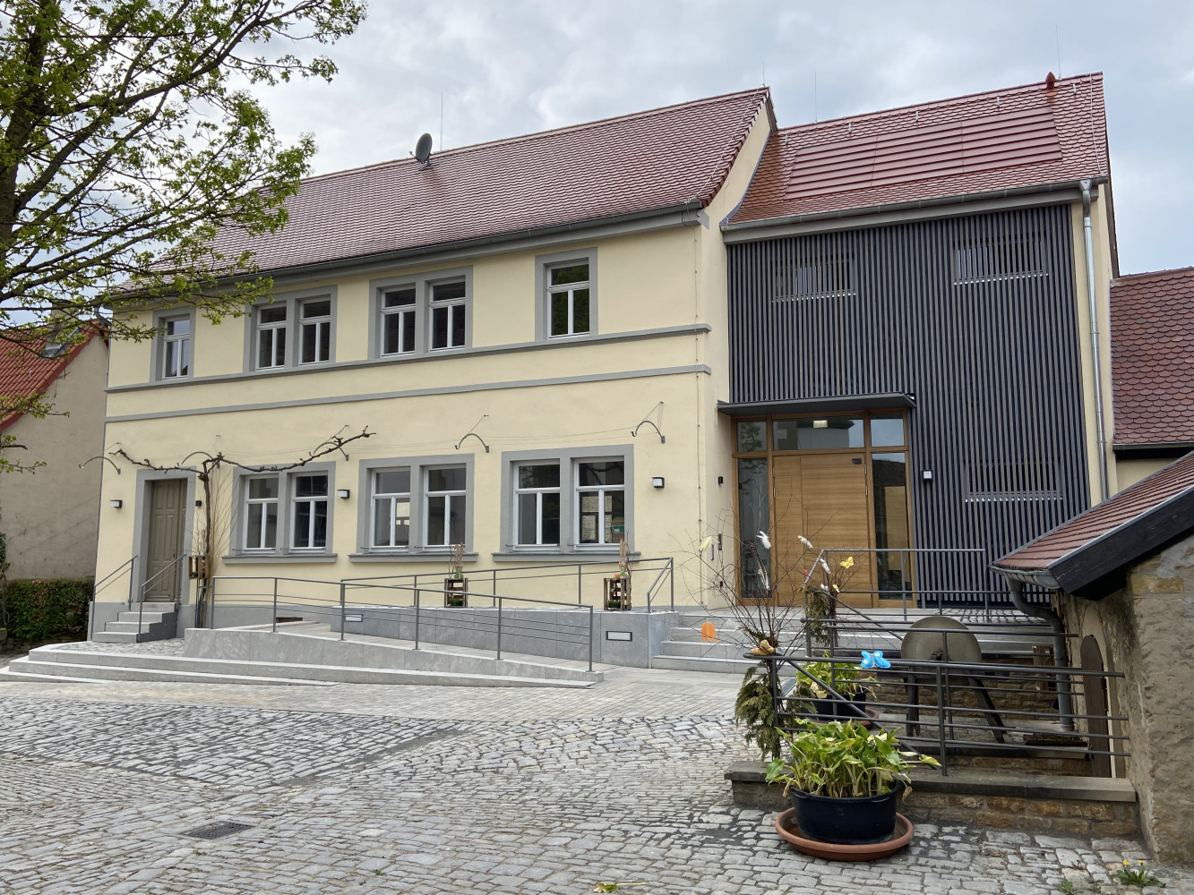 Das alte Schulhaus - umgebaut zum modernen Gemeindehaus